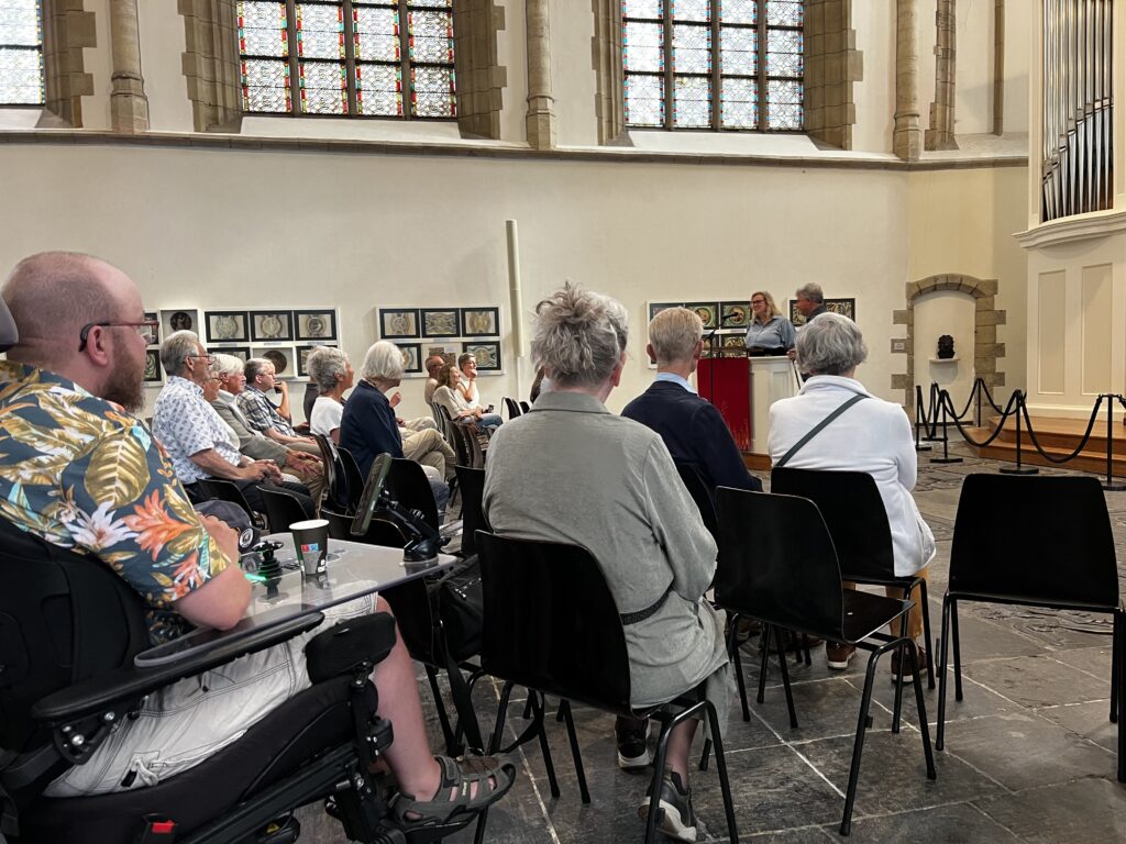 Opening van de tentoonstelling ansichtkaarten door Femke Hameetman