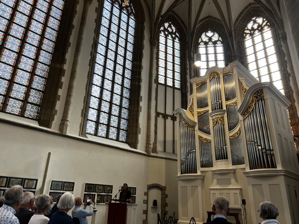 Opening van de tentoonstelling ansichtkaarten door Tanja de Jonge